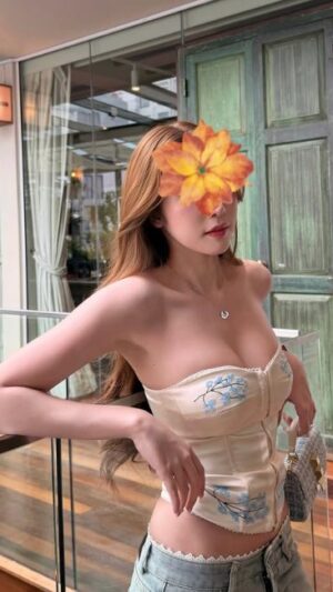 Tường Vy – Lồn hồng múp múp bắn nước như suối